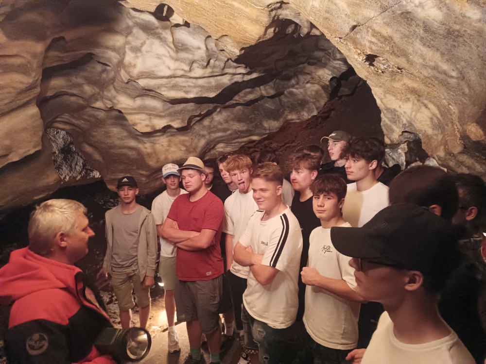 IMG 20240618 105218 - Školní výlet tříd 1.EE, 2.ER a 2.S do Chýnovské jeskyně a do Tábora (18. června 2024)